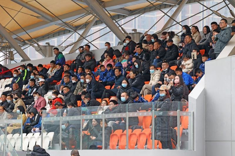 mk体育-足球赛事中的火爆场面成为众人关注焦点