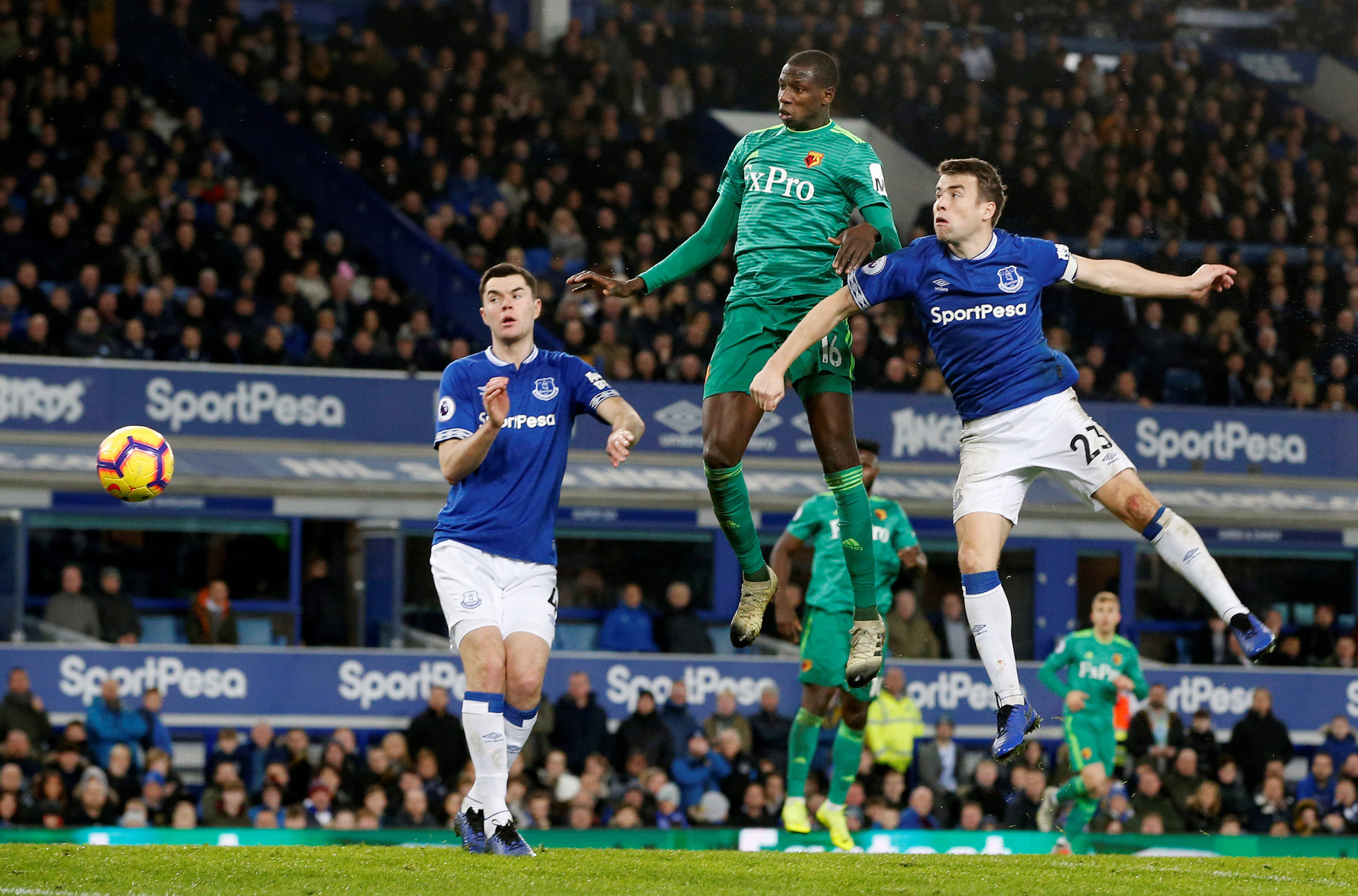 足球赛事中的火爆场面成为众人关注焦点 足球赛事中的火爆场面成为众人关注焦点